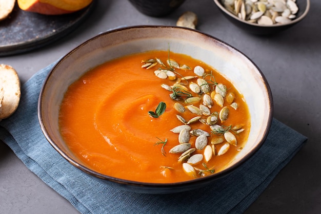 Primer plano de sopa de crema de calabaza vegetariana, puré de verduras para Acción de Gracias.