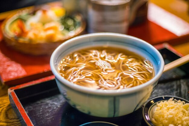 Foto primer plano de la sopa en un cuenco en la mesa