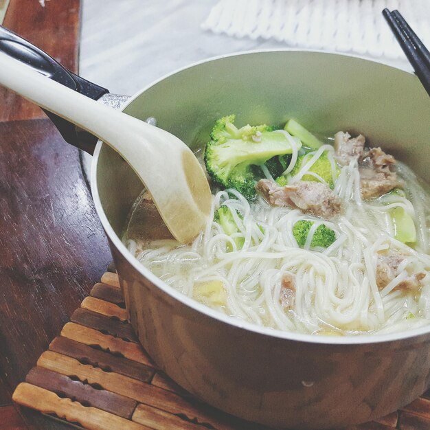 Foto primer plano de una sopa de fideos en un utensilio de cocina