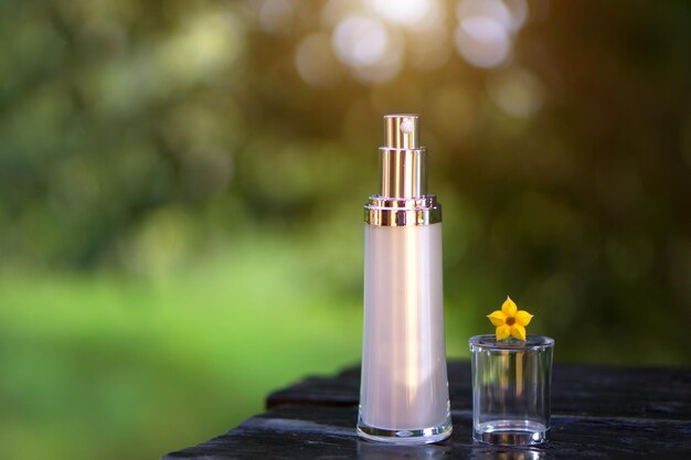 Primer plano de un spray de perfume en la mesa