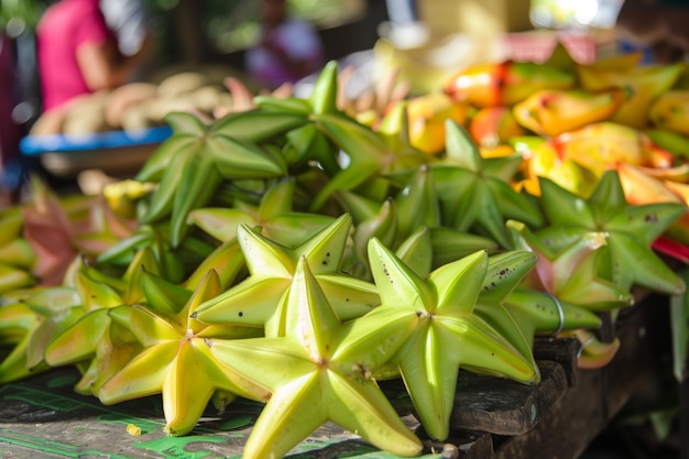 Un primer plano de las starfruits expuestas en un mercado en la carretera