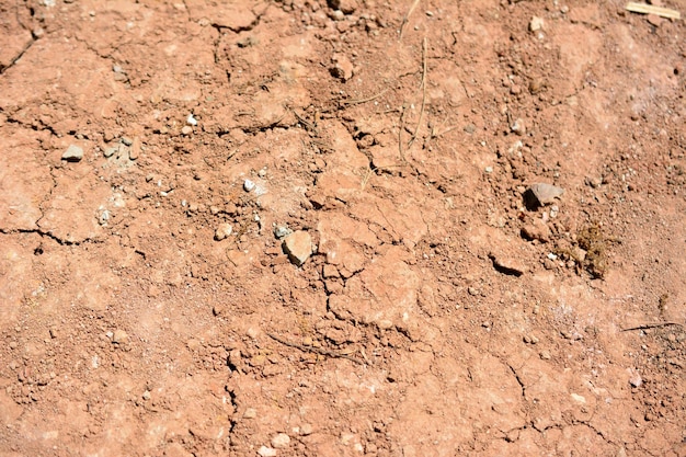 Foto un primer plano de un suelo de tierra roja con grietas