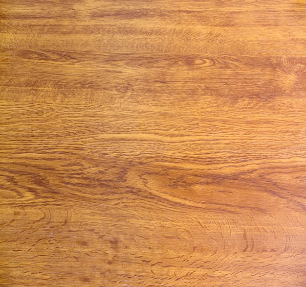 Primer plano de la superficie de madera, parquet, tablones o tableros naturales nuevos de color amarillo dorado y marrón claro. Textura ecológica, piso o muebles. Copia vertical espacio resumen de antecedentes.