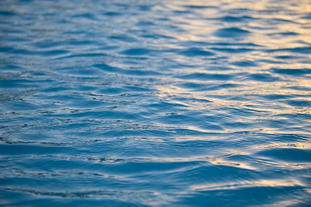 Primer plano de la superficie del paisaje marino de agua de mar azul con pequeñas ondas