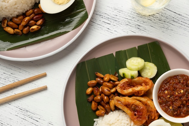 Primer plano de surtido de comida tradicional nasi lemak