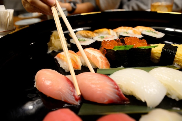 Foto primer plano de sushi en la bandeja