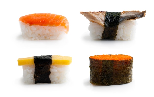 Primer plano de sushi contra un fondo blanco