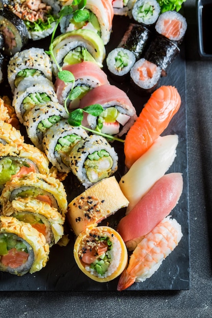Primer plano de sushi fresco servido con wasabi