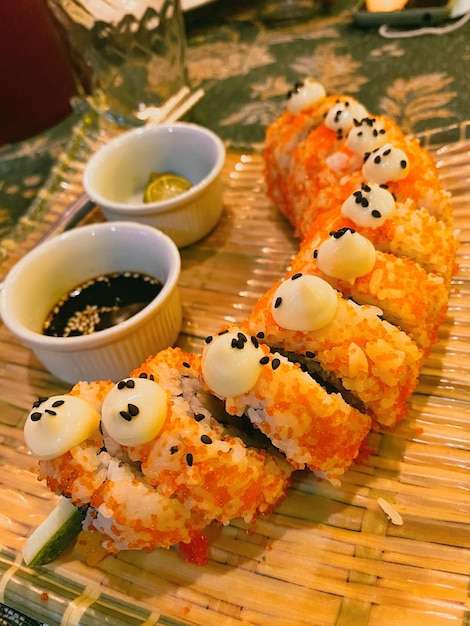 Foto primer plano de sushi en la mesa