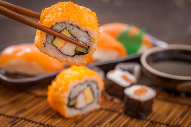 Primer plano de sushi en un plato sobre la mesa