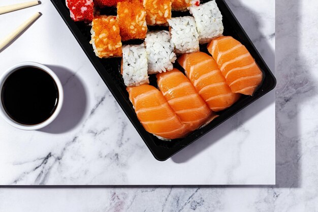 Foto primer plano de sushi en un plato sobre la mesa