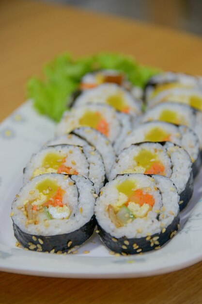 Primer plano de sushi en un plato sobre la mesa