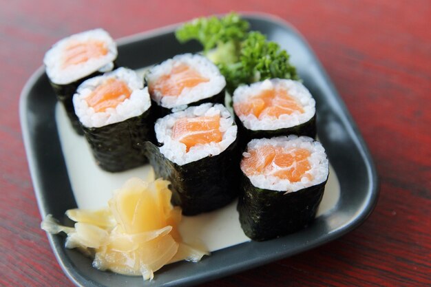 Primer plano de sushi en un plato sobre la mesa