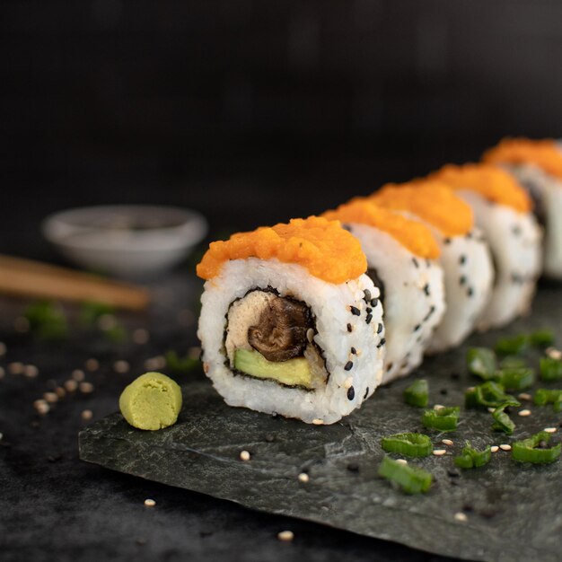 Foto primer plano de sushi en el plato