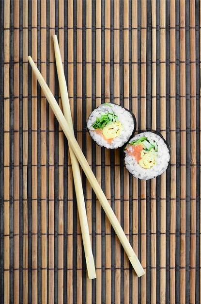 Primer plano de sushi en el plato