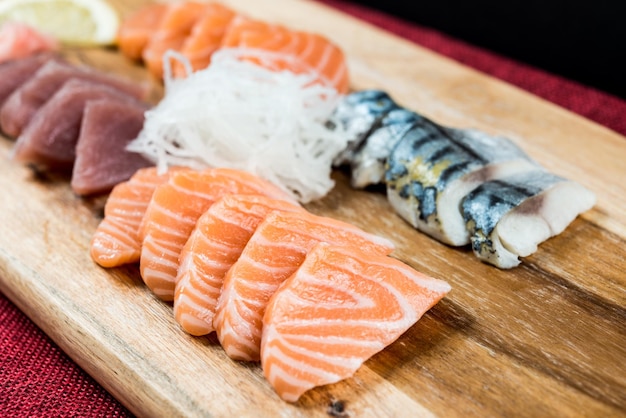 Primer plano del sushi servido en la mesa