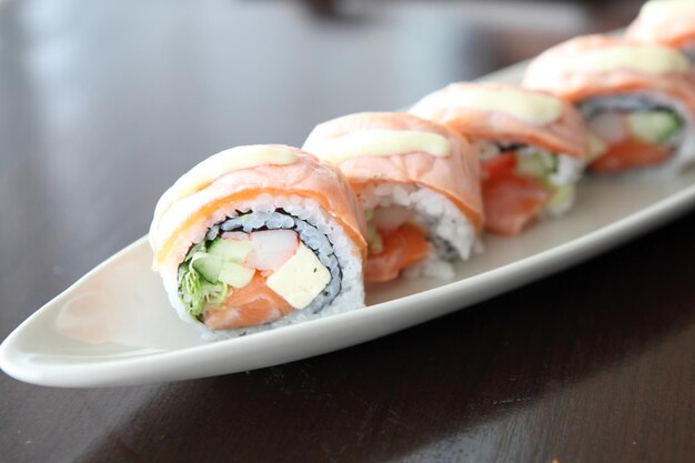 Foto primer plano de sushi servido en la mesa