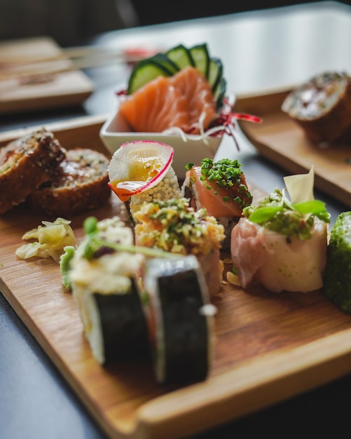 Foto primer plano de sushi servido en la mesa