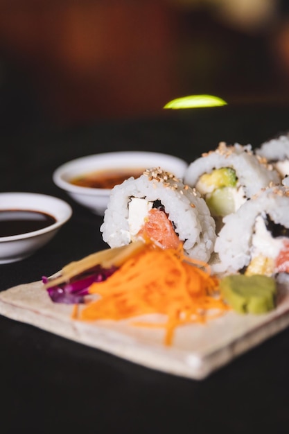 Primer plano de sushi servido en un plato con ingredientes