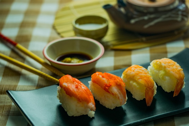 Primer plano de sushi servido en un plato en la mesa