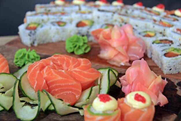 Foto primer plano de sushi servido en el plato