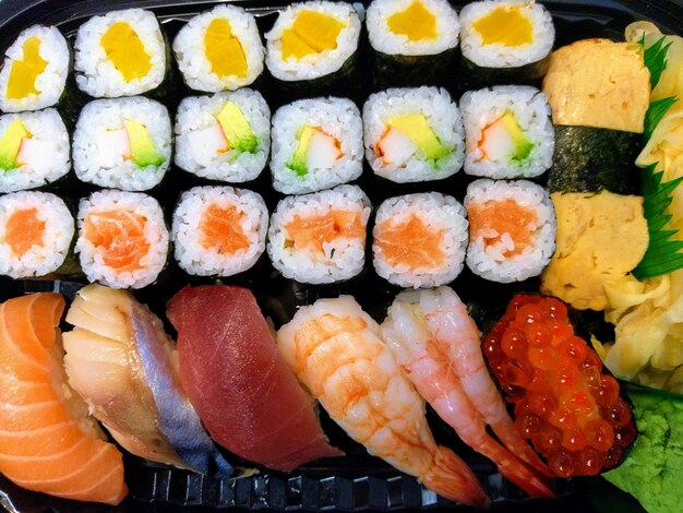 Primer plano del sushi servido en un plato