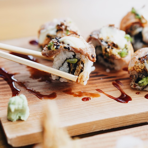 Un primer plano de sushi