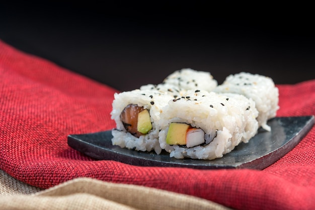 Un primer plano de sushi