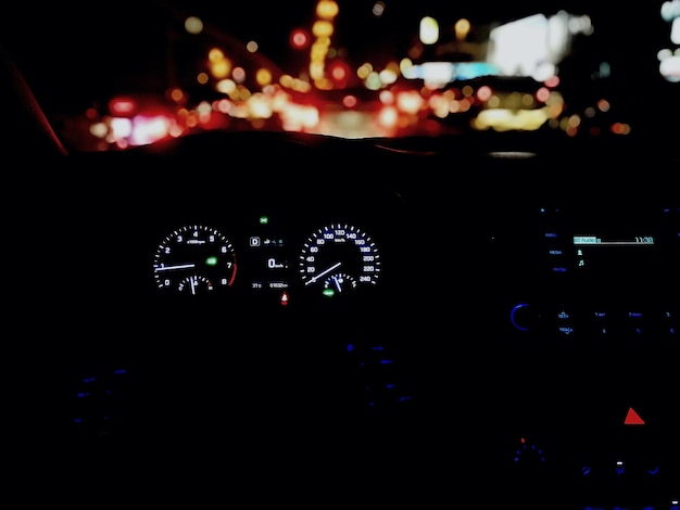 Foto primer plano del tablero iluminado en el coche por la noche