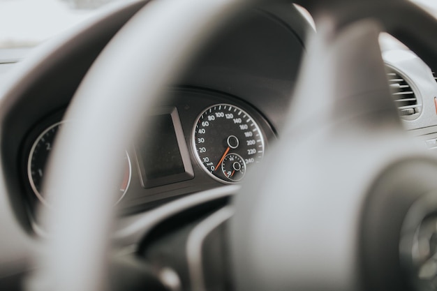 Primer plano del tablero de instrumentos del automóvil