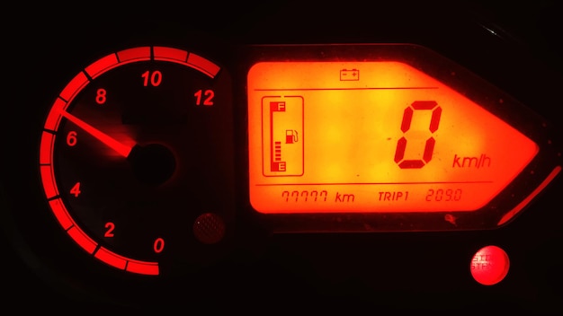 Foto primer plano del tablero de instrumentos en el coche por la noche