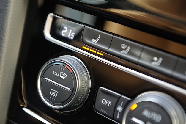 Primer plano del tablero de instrumentos en el coche