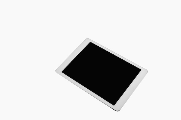 Primer plano de una tableta digital sobre un fondo blanco