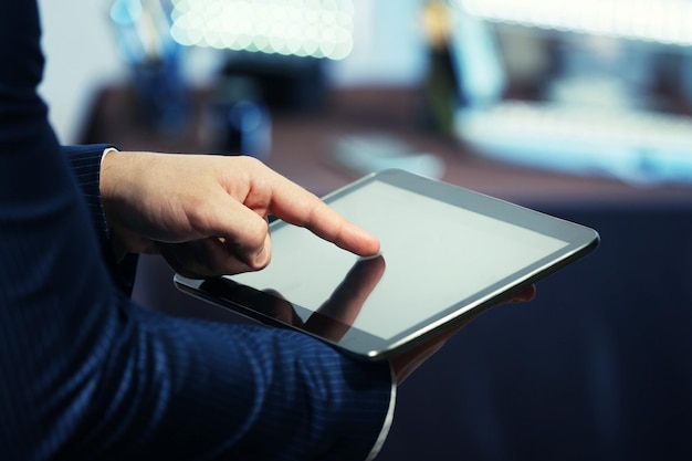 Primer plano de tableta de pantalla táctil de mano masculina
