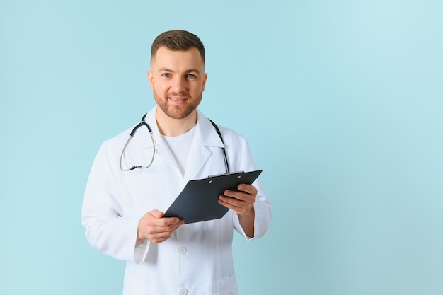 Primer plano de una tableta que sostiene en las manos un médico varón que tiene una bonita carita sonriente