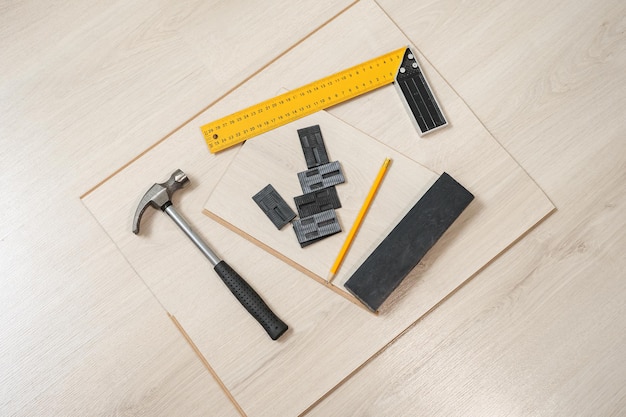 Primer plano de tablones de madera con instrumento