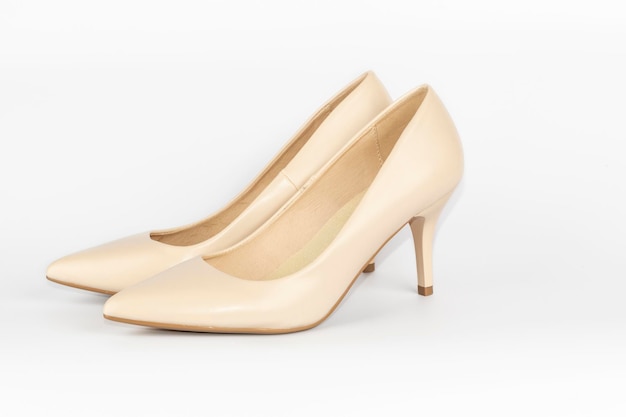 Primer plano de tacones altos contra un fondo blanco