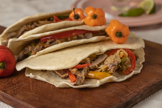 Primer plano de tacos de comida típica mexicana con verduras de res y chile