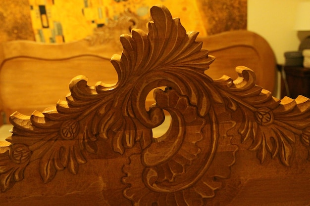 Foto primer plano de una tallada en madera