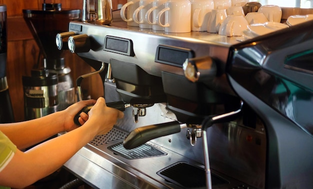 Primer plano del tamaño de la pancarta de barista trabajando haciendo café con máquina de café