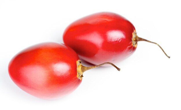 Foto un primer plano de un tamarillo sobre un fondo blanco