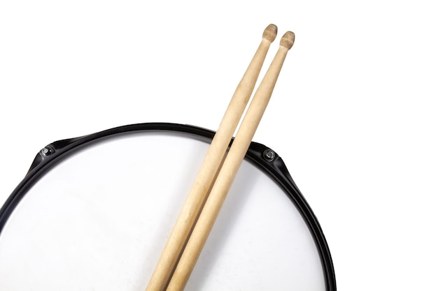 Foto primer plano de un tambor contra un fondo blanco