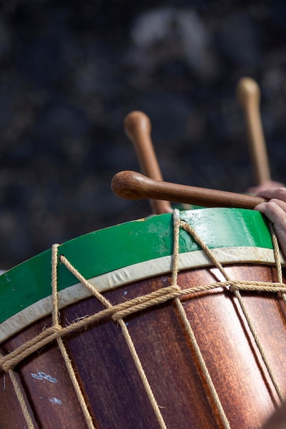 Foto primer plano de un tambor tradicional de las islas canarias