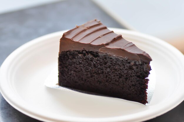 Primer plano de una tarta de chocolate en un plato