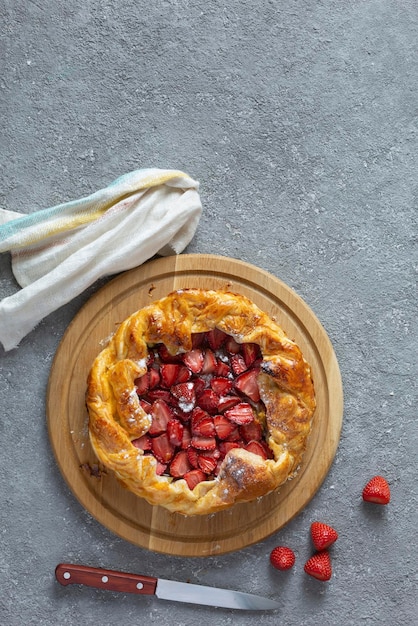 Primer plano de tarta de fresa en la mesa