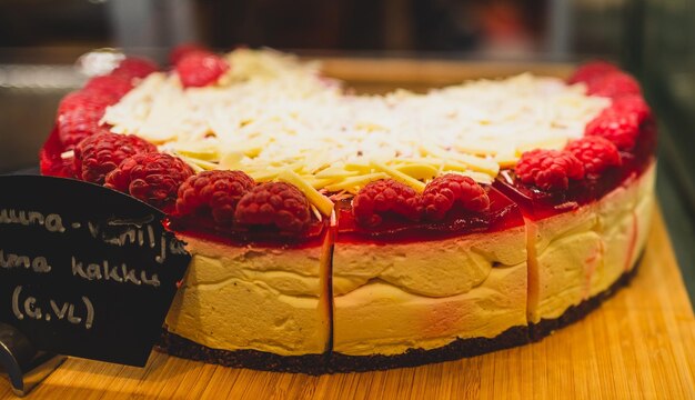 Foto primer plano de una tarta de frutas en la mesa