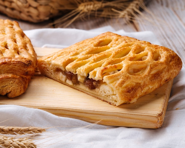 Primer plano de tarta de manzana y nueces recién horneadas