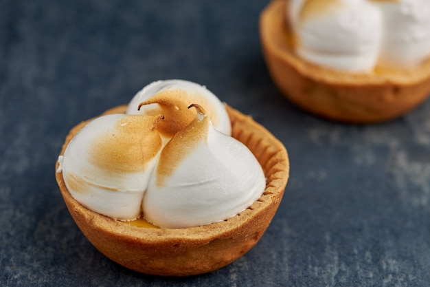 Primer plano de una tarta de merengue de limón.