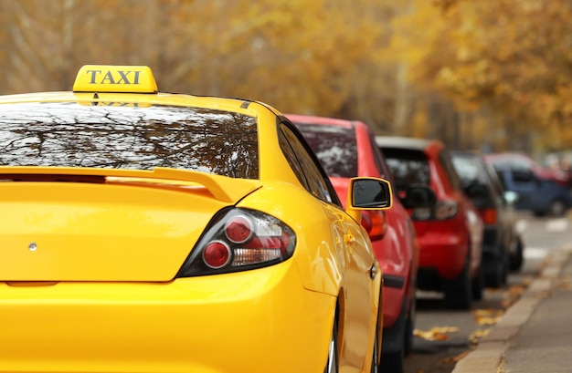 Primer plano de un taxi amarillo en un atasco de tráfico