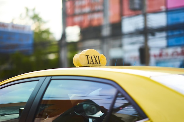 Foto primer plano de un taxi amarillo en la calle